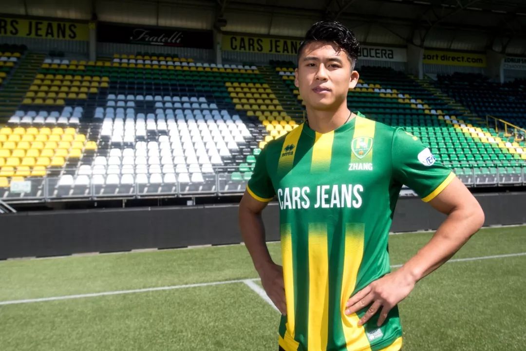 法兰克福训练开放日，赛前手感冰凉引欢呼，荷甲在即，心理建设被强调的简单介绍