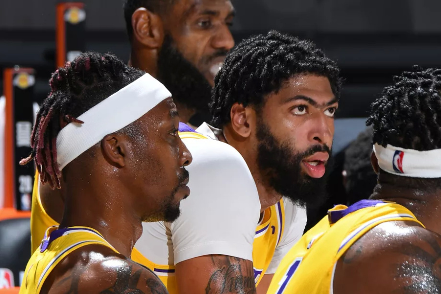 浓眉哥连续十场比赛得分超过战术调整，巴塞罗那挑战极限！的简单介绍